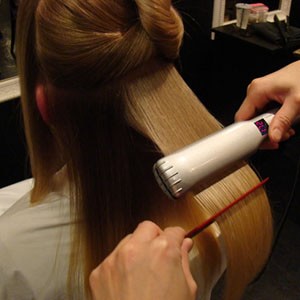 выпрямление волос щипцами